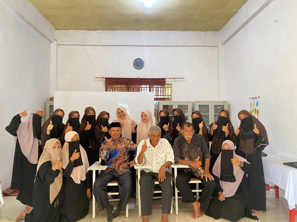 Revitalisasi Seni Tutur Aceh Melalui Nazam Aceh/meurukon, Mahasiswa Semester 5 Prodi Pendidikan Bahasa dan Sastra Aceh FKIP UNIKI Bireuen
