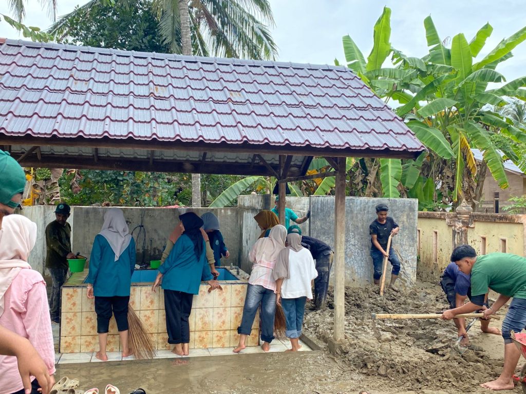The Role of Student Leadership at Universitas Islam Kebangsaan Indonesia (UNIKI) in the Restoration of Religious and Social Facilities through Community Service Activities in the Aftermath of Flash Flood Disasters in Bireuen Regency.
