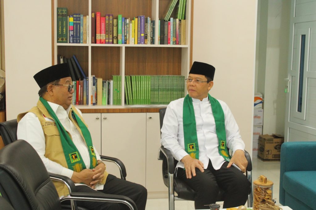 Ketua DPP Partai Persatuan Pembangunan(PPP),H.Muhammad Mardiono Salurkan Bantuan Pascabanjir, dan Lumpur ke 20 DPC PPP Aceh melalui Ketua DPW PPP Aceh,Dr.H.Amiruddin Idris,SE.,MSi di UNIKI Bireuen