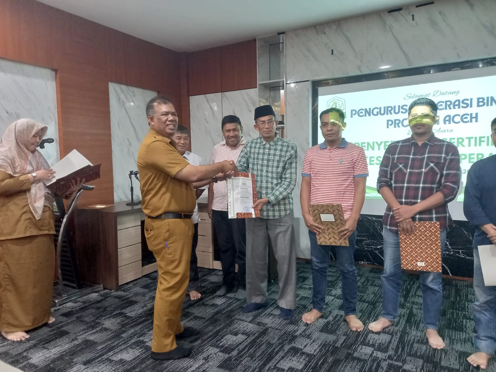 Penyerahan Sertifikat Kesehatan Koperasi Binaan Provinsi Aceh sebagai Upaya Penguatan Tata Kelola,dan Pemberdayaan Ekonomi Kerakyatan: Koperasi Konsumen Mitra Kebangsaan Indonesia Syariah Blang Bladeh Bireuen Menerima  Sertifikat Kesehatan Cukup Sehat