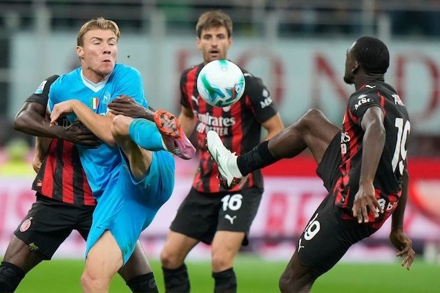 Napoli Salip AC Milan Lewat Gol Dramatis