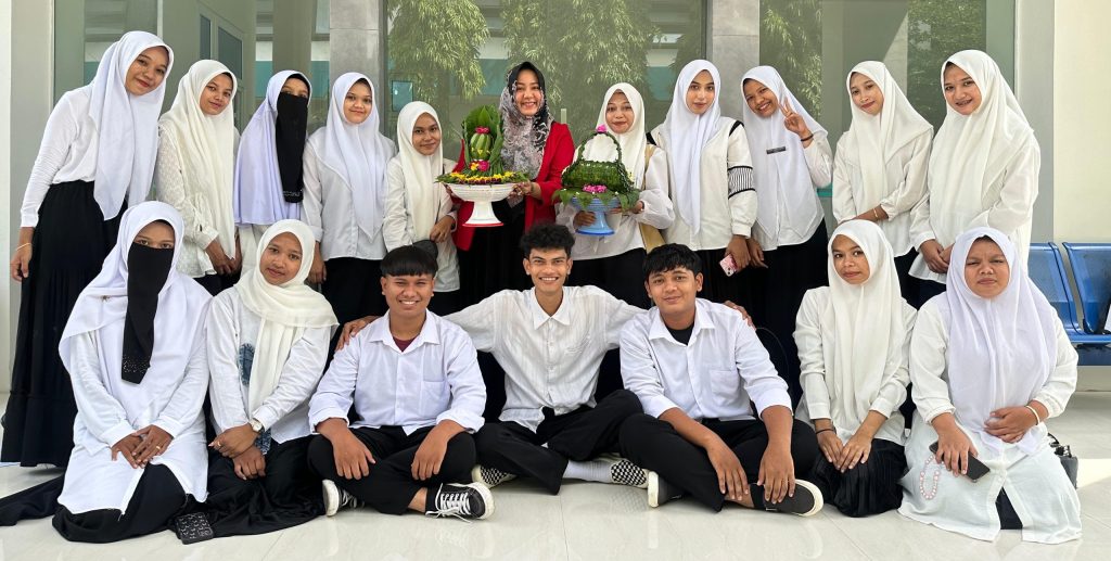 Pelestarian Kearifan Lokal dalam Adat Aceh Melalui Kreasi Ranub: Inovasi Penyusunan Sirih oleh Ristawati, M.Pd., Dosen FKIP Universitas Islam Kebangsaan Indonesia (UNIKI) Bireuen.
