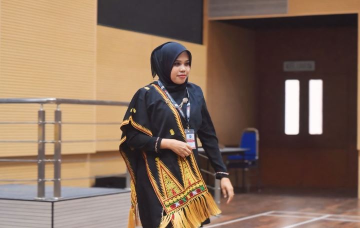 Cut Santika, M.Pd. Kaprodi PBSA FKIP UNIKI Bireuen-Aceh Jadi Presenter Internasional di Malaysia, Gaungkan Revitalisasi Bahasa Daerah di Era Digital